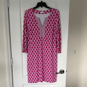 Crown & Ivy Pink and White Geometric Top